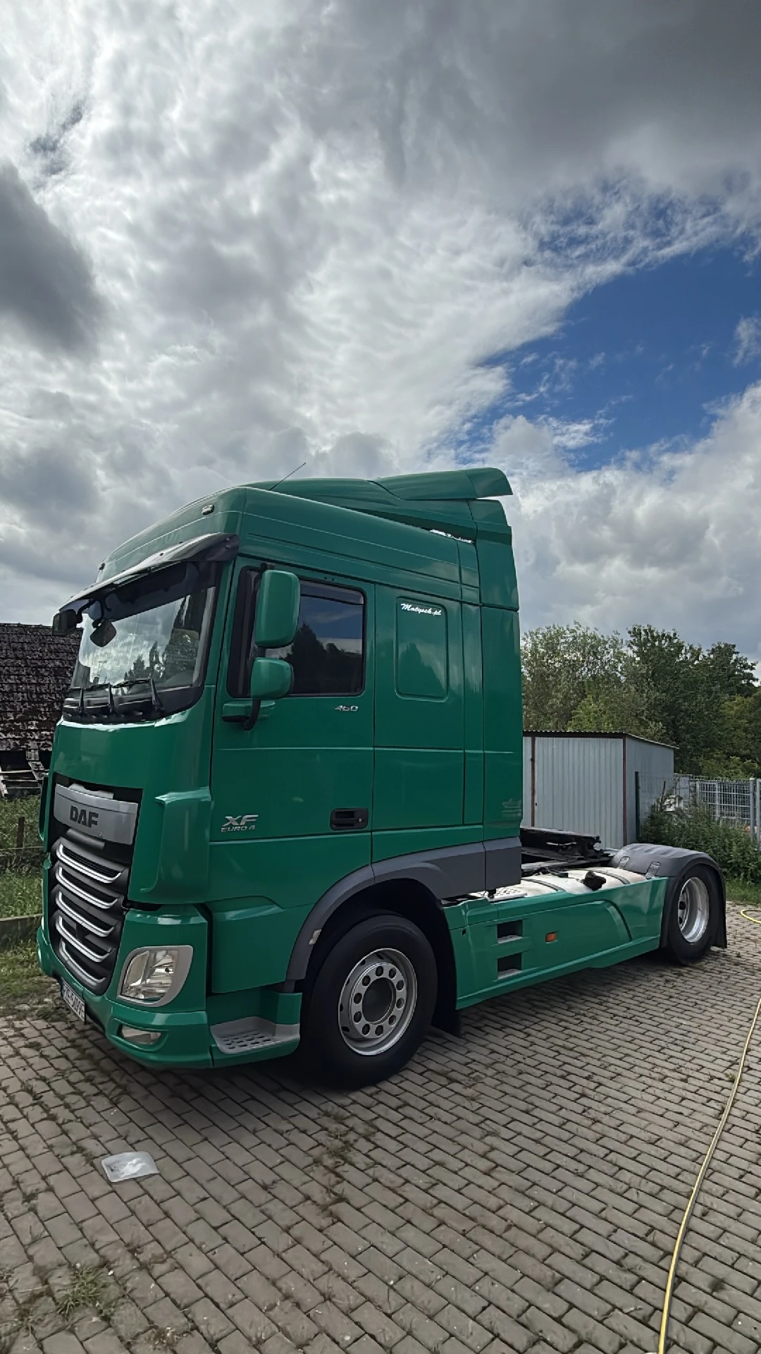 Zielony DAF XF 460 — transport budowlany